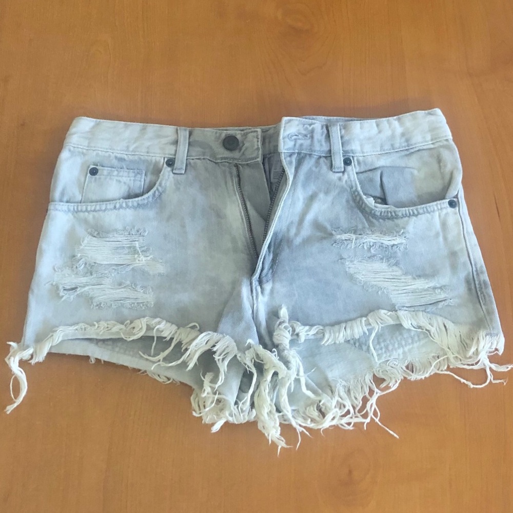 H&M Women’s Distressed Light Gray Denim Shorts - Size 6